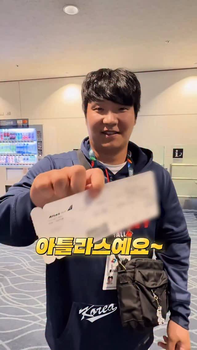 ▲ 한국 야구 대표팀 문보경. 일본 도쿄에서 미국 마이애미로 직항하는 전세기에 탑승하기 전 소감을 밝히고 있다. 류지현 감독이 이끄는 대표팀은 2026 월드베이스볼클래식 1라운드 C조에서 2승2패를 기록, 조2위로 극적인 17년 만의 8강 진출을 이뤄냈다. 8강전은 마이애미에서 열린다. 문보경은 1라운드에만 11타점을 몰아치며 WBC 신기록을 세웠다. ⓒKBO 공식 SNS