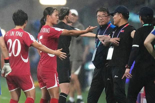 북한 여자대표팀 선수들이 중국과 2026 아시아축구연맹(AFC) 여자 아시안컵 조별리그 3차전 경기 중 항의하고 있다. /사진=시나스포츠 갈무리