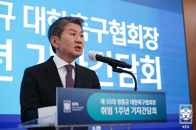 정몽규 대한축구협회장이 11일 서울 종로구 신문로 포니정재단빌딩 컨퍼런스홀에서 제55대 정몽규 회장 취임 1주년 기자간담회에서 질의에 답하고 있다. /사진=대한축구협회 제공