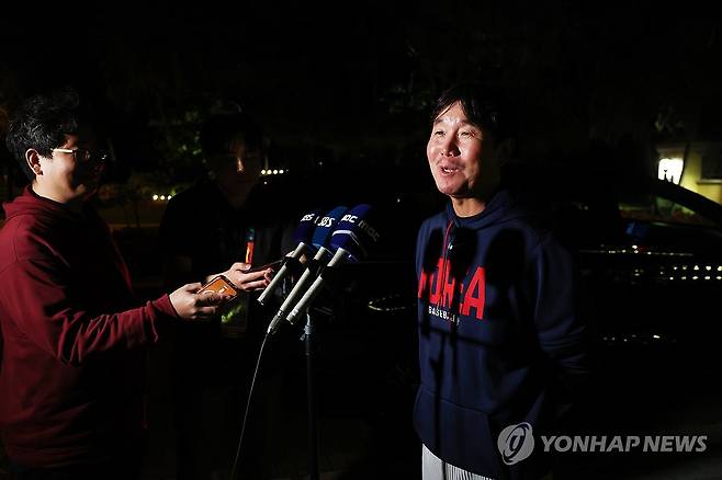 인터뷰하는 류지현 감독 (마이애미=연합뉴스) 윤동진 기자 = 류지현 한국야구대표팀 감독이 11일(현지시간) 미국 플로리다 마이애미의 한 호텔에 도착해 취재진과 인터뷰하고 있다. 2025.3.11 mon@yna.co.kr