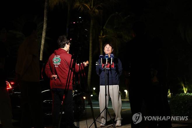 인터뷰하는 류지현 감독 (마이애미=연합뉴스) 윤동진 기자 = 류지현 한국야구대표팀 감독이 11일(현지시간) 미국 플로리다 마이애미의 한 호텔에 도착해 취재진과 인터뷰하고 있다. 2025.3.11 mon@yna.co.kr