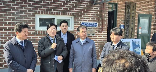 박찬대 더불어민주당 인천시장 후보가 12일 맹성규 국회 국토교통위원장 등과 강화군 삼흥2리 마을회관을 찾아 항공기 소음 피해 주민 의견을 청취했다. 사진=민주당 인천시당