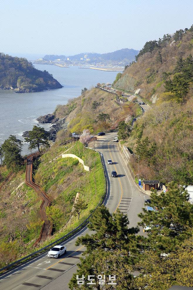 한국의 아름다운 길 100선 '백수해안도로'전남 영광군 칠산바다를 둘러싼 16.8㎞의 백수해안도로는 '한국의 아름다운 길 100선'에 꼽히는 아름다운 해안길이다. 촛대바위와 거북바위, 모자바위 등 다양한 기암괴석들이 백수해안과 어우러져 만들어내는 절경이 관광객들의 눈길을 사로잡는다. /남도일보DB