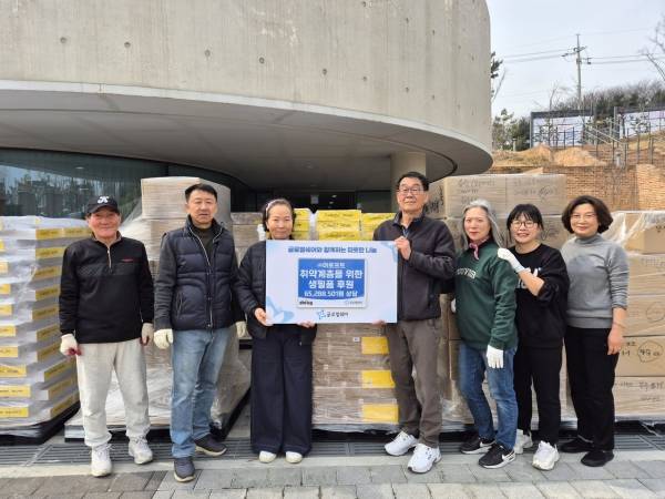  (주)어로프트가 기부한 물품을 배경으로 글로벌쉐어 및 상생마을 협동조합 관계자들이 기념사진 촬영. ⓒ글로벌쉐어