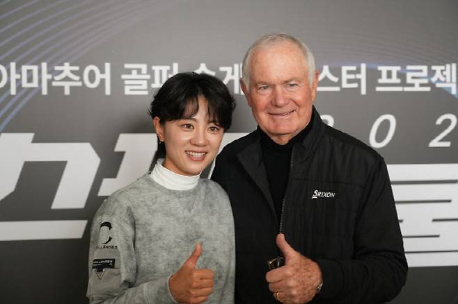 왼쪽부터 최나연과 로저 클리브랜드.(사진=던롭스포츠코리아 제공)