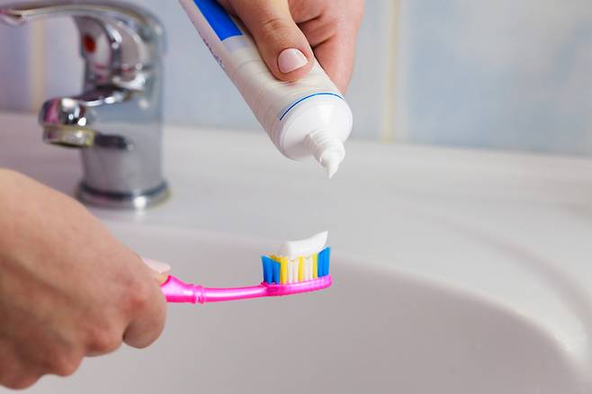 치약에는 침강탄산칼슘, 실리카 등의 연마제가 들어간다. 치아에 붙은 음식 찌꺼기 등을 제거하는 성분들이지만 신발의 오염물도 효과적으로 없앤다. 사진=게티이미지뱅크