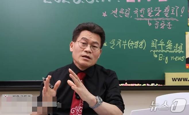 전한길 씨가 11일 밤 유튜브 라이브방송을 통해 국민의힘 탈당을 선언했다가 철회한 이유를 설명하고 있다. (유튜브 갈무리) ⓒ 뉴스1