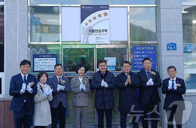 식품의약품안전처(식약처)가 12일 강원 영월중앙시장을 식품안전구역으로 지정한 가운데, 이날 오유경 식약처장과 최명서 영월군수를 비롯한 내빈들이 영월중앙시장에서 식품안심구역 지정을 기념하는 현판식에 참여하고 있다. 2026.3.12 ⓒ 뉴스1 신관호 기자