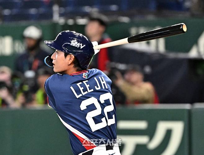 대한민국 야구대표팀의 이정후가 9일 일본 도쿄 도쿄돔에서 열린 2026 월드 베이스볼 클래식(WBC) 조별리그 호주와의 경기 3회초 무사 2루 상황에서 1타점 2루타를 치고 있다. 2026. 3. 9. 도쿄(일본) | 박진업 기자 upandup@sportsseoul.com