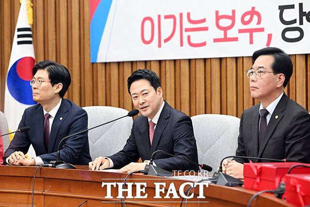 장동혁 대표(가운데)는 11일 국회에서 열린 지역발전 영입인재 환영식 이후 당내 일각에서 제기되는 인적 쇄신 요구에 대해 명확한 입장을 밝히지 않았다. /남용희 기자