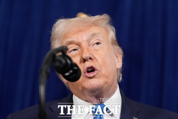 도널드 트럼프 미국 대통령은 11일(현지시간) "시장은 잘 버티고 있다(holding up well)"고 밝혔다. /AP·뉴시스