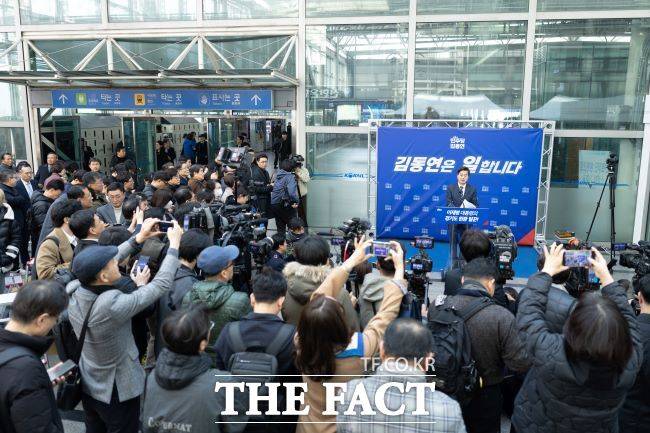 김동연 경기도지사가 12일 안양역에서 재선 도전 선언을 하고 있다. /달달캠프