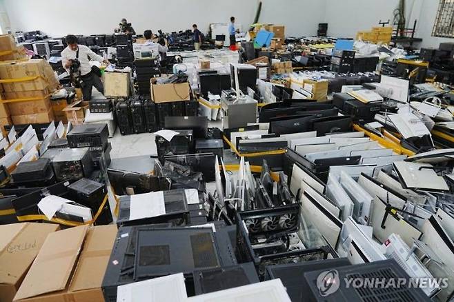 캄보디아 프놈펜의 한 사기작업장. AP 연합뉴스