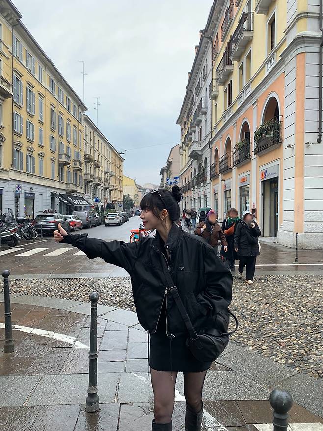 그룹 에스파의 카리나가 입은 블루종. /카리나 인스타그램