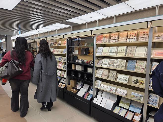 지난달 23일 서울 성동구 성수동에 위치한 올리브영N 성수 매장의 문구 등 잡화 판매 매대. /권유정 기자