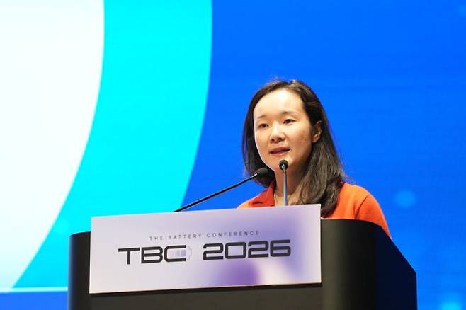 미국 전고체 배터리 기업 팩토리얼에너지의 시유 황 최고경영자(CEO)가 12일 강남구 코엑스에서 열린 ‘인터배터리 2026’ 부대 행사 ‘더배터리컨퍼런스 2026’에서 배터리 개발 현황과 협력 전략을 소개하고 있다.ⓒ포스코퓨처엠