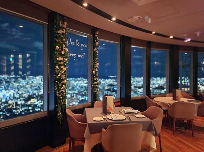 N서울타워 7층 엔그릴에선 서울의 밤 전경을 감상할 수 있다. 레스토랑 바닥이 약 100분 주기로 한 바퀴 회전해 동서남북으로 서울 전체를 조망할 수 있다.