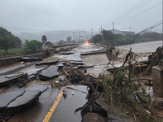 지난해 여름 경기 가평군 일대에 집중호우가 내리면서 도로가 파손된 모습. 경기북부경찰청 제공