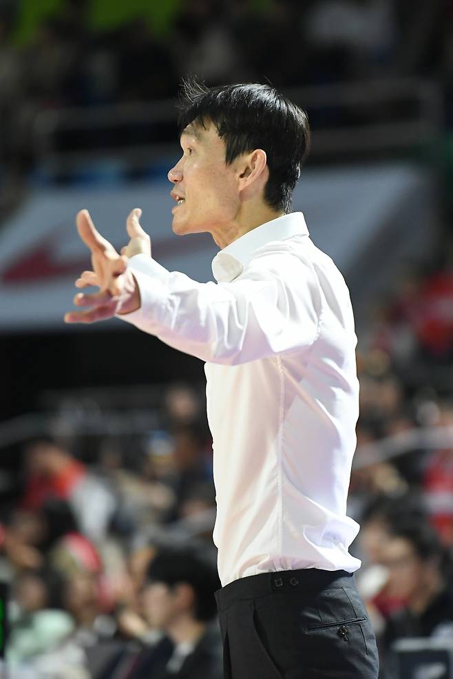 김주성 DB 감독이 12일 잠실학생체육관에서 열린 SK와의 2025~26 LG전자 프로농구 정규리그 경기서 작전을 지시하고 있다. 사진=KBL