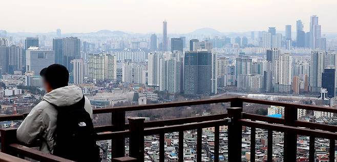 서울 남산 전망대에서 바라본 시내 곳곳에 아파트 단지가 빼곡하게 들어서 있다. 연합뉴스