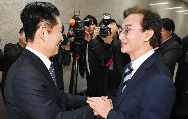 더불어민주당 전재수 의원이 12일 국회에서 정청래 대표와 반갑게 악수하고 있다. 김정록 기자 ilro12@kookje.co.kr