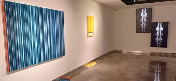 ‘컬러브레인 외전 2026_이상(김해경)에 대한 소회’가 열리는 라포애 전시장. 왼편은 구상희 작가의 작품, 오른편엔 최재훈 작가의 작품이 보인다. 정자연기자