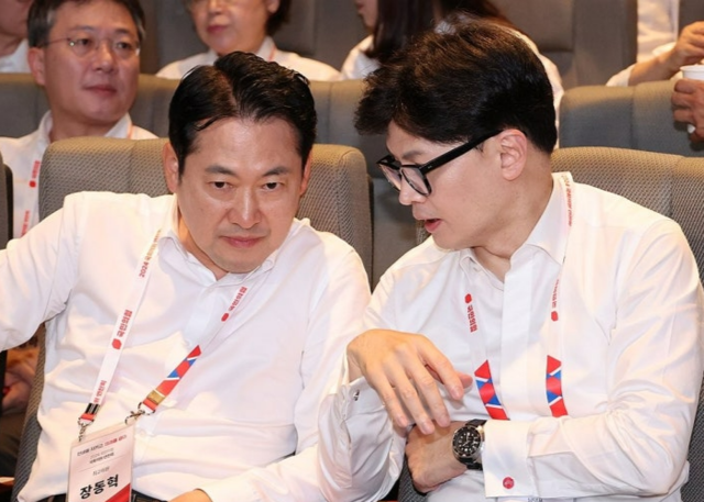 지난 2024년 8월 당시 한동훈 국민의힘 대표와 장동혁(왼쪽) 의원이 인천 영종도 인천국제공항공사 인재개발원에서 열린 국회의원 연찬회에서 대화하고 있다. 연합뉴스