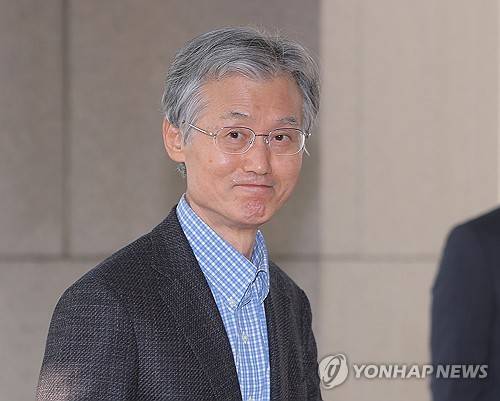 '사법개혁 3법 공포' 출근하는 조희대 대법원장 (서울=연합뉴스) 류영석 기자 = 법왜곡죄와 재판소원제 도입, 대법관 증원을 뼈대로 하는 이른바 '사법개혁 3법'이 공포된 12일 조희대 대법원장이 서울 서초구 대법원으로 출근하고 있다. 2026.3.12 ondol@yna.co.kr