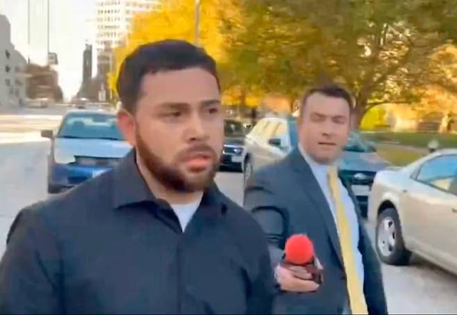 전직 미주리주 플로리선트 경찰관 줄리언 알칼라가 법원에서 나오며 취재진의 질문을 받고 있다. 알칼라는 교통단속 과정에서 여성 운전자들의 휴대전화에 있던 사적 사진을 몰래 확인·저장한 혐의로 징역 2년 형을 선고받았다. 영상 캡처