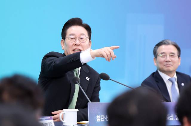 ▲ 이재명 대통령이 13일 충북 청주오스코에서 열린 '충북의 마음을 듣다' 타운홀미팅 간담회에서 발언하고 있다. /연합뉴스 제공