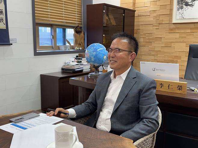 이인영 지아이텍 회장이 충남 아산시 지아이텍 본사에서 열린 기자단 인터뷰에서 질문에 답하고 있다. /사진: 이계풍 기자