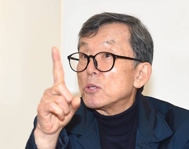 오지 트레커 김성태씨가 지난 11일 본보에서 인터뷰를 하고 있다. 그는 "오지를 여행하다 보면 문화에는 우열이 없고, 차이만 있다는 말을 실감한다"고 말했다. 이호형기자