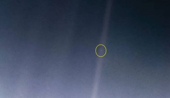 1990년 보이저 1호가 촬영한 '창백한 푸른 점'. 원 안이 우리가 사는 지구다. NASA/JPL-Caltech