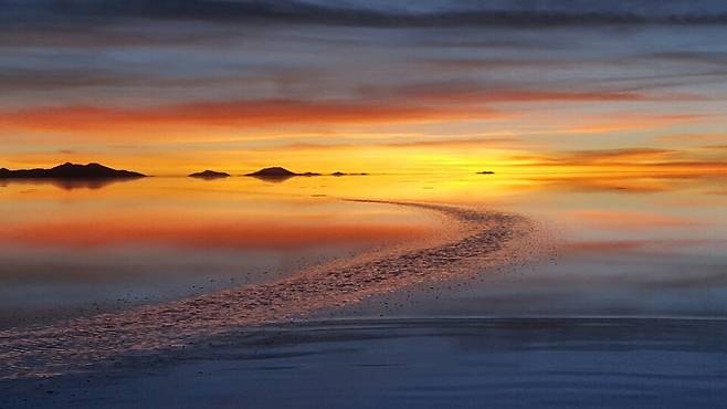 남미 볼리비아 우유니 소금 사막 일몰 순간. 김성태씨 제공