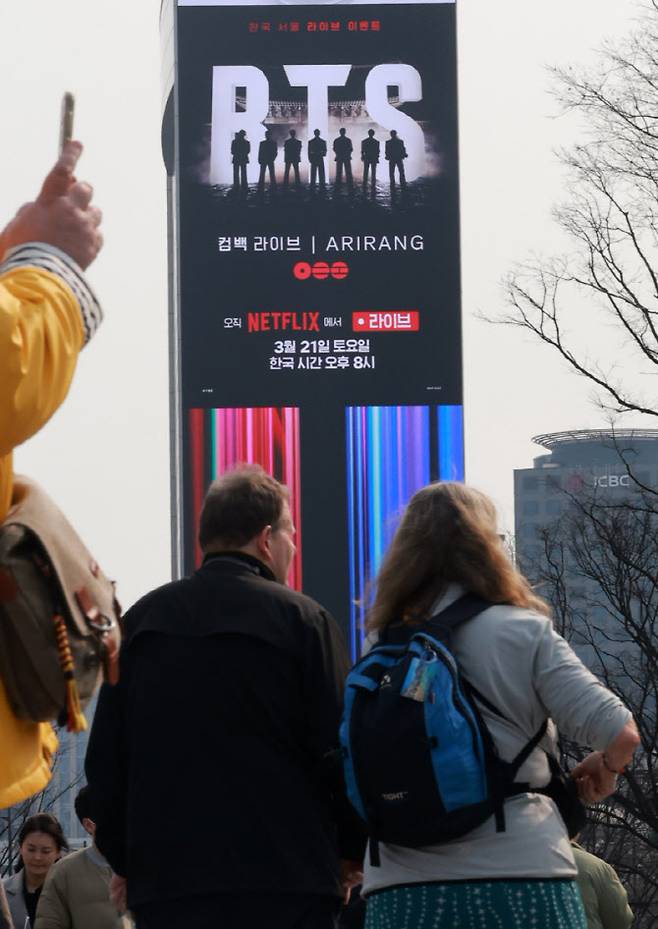 그룹 방탄소년단의 컴백 라이브 공연을 열흘 앞둔 11일 서울 종로구 광화문광장 인근 전광판에 BTS 컴백 공연 광고가 나오고 있다.(사진=뉴스1)