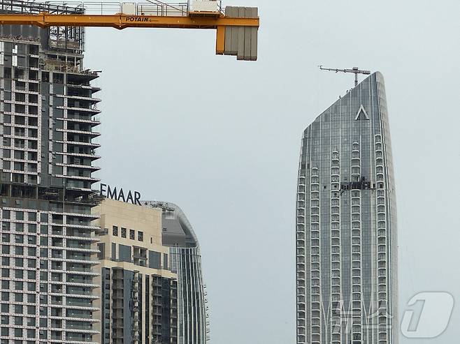 미국·이스라엘과 이란의 전쟁이 이어지는 가운데 12일(현지시간) 아랍에미리트(UAE) 두바이의 두바이 크리크 하버(Dubai Creek Harbour) 인근에서 드론이 추락한 후 파손된 건물의 모습. 2026.3.12 ⓒ 로이터=뉴스1