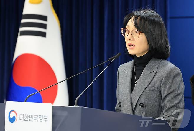 정경실 보건복지부 보건의료정책실장이 13일 서울 종로구 정부서울청사에서 공중보건의사 감소 대비 지역의료 대책 관련 브리핑을 하고 있다. 2026.3.13 ⓒ 뉴스1 임세영 기자