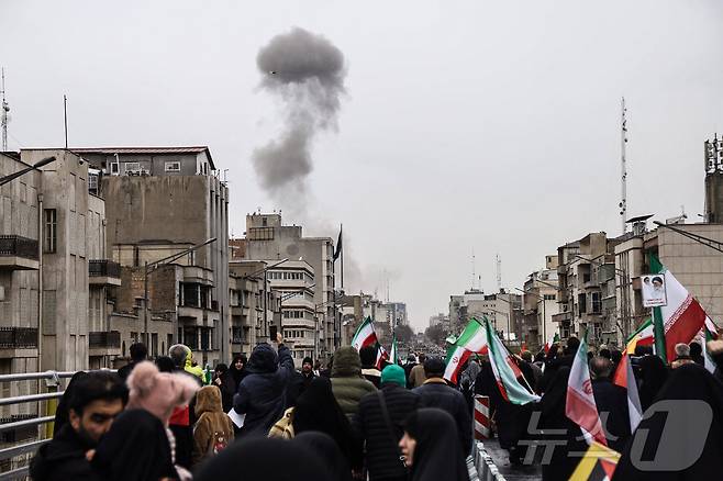 이란 테헤란의 쿠드스의 날 집회 현장 인근에서 공습으로 인한 검은 연기가 치솟고 있다. 2025.03.13 ⓒ AFP=뉴스1