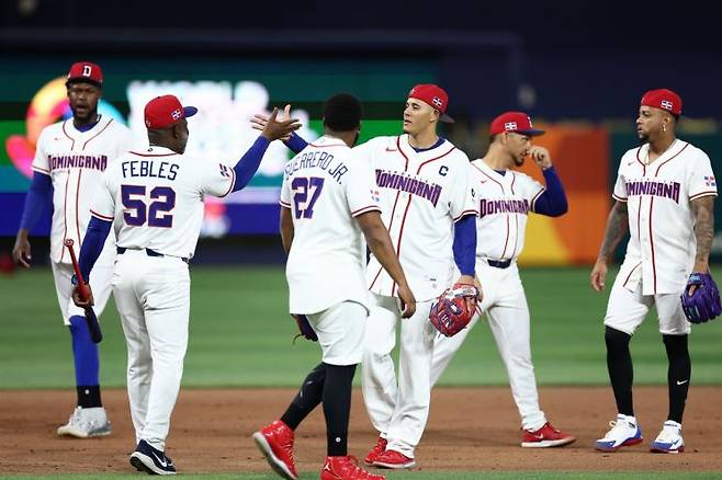 도미니카공화국 대표팀이 월드베이스볼클래식(WBC) 준준결승을 하루 앞둔 12일(현지시간) 미국 플로리다주 마이애미 론디포파크에서 공식 훈련을 하고 있다. 연합뉴스