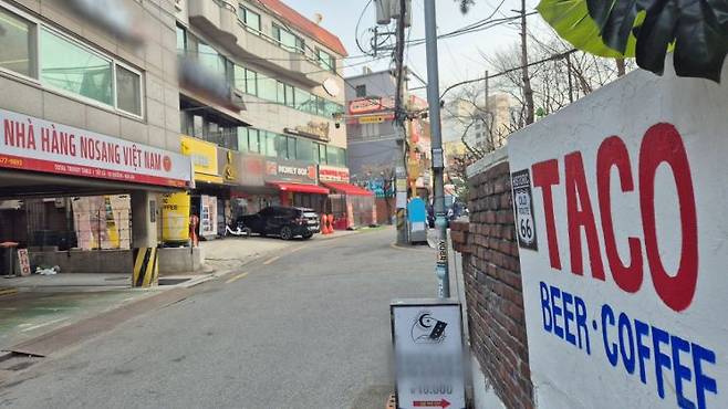 서울 마포구 홍익대학교 인근 골목에 타코와 베트남 음식점 등 이국적인 식당들이 줄지어 들어서 있다. 오지은 기자