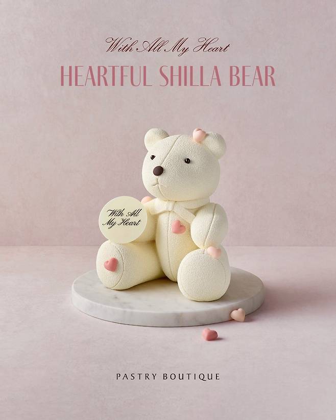 발로나 초콜릿 무스와 치즈 케이크, 산딸기 앙글레이즈 크림이 어우러진 ‘하트풀 신라 베어(Heartful Shilla Bear)’ 케이크. 신라호텔 패스트리 부티크.