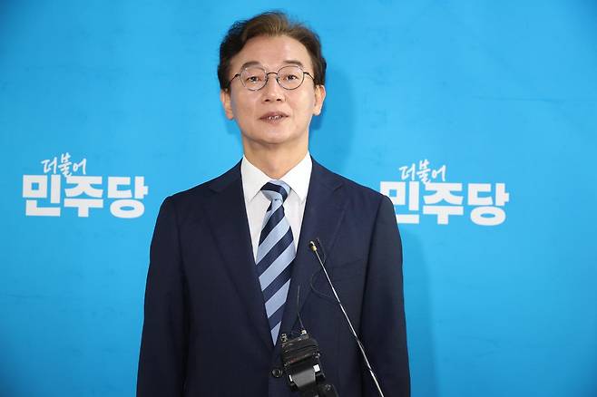 전재수 더불어민주당 의원이 12일 오전 서울 여의도 국회에서 정청래 대표와 면담을 마치고 취재진의 질문에 답변하고 있다.2026.03.12 뉴시스