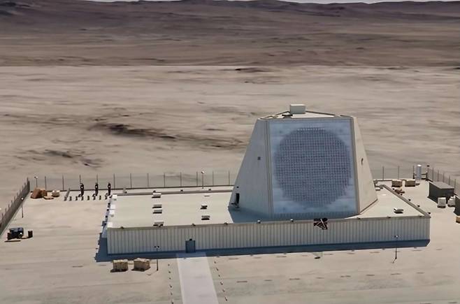 카타르 알우데이드 공군기지에 배치된 미군 AN/FPS-132 레이더. 미국 국방부(전쟁부) 제공