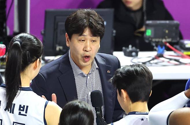 작전 지시하는 김종민 감독 (인천=연합뉴스) 임순석 기자 = 13일 인천 삼산월드체육관에서 열린 프로배구 V리그 여자부 흥국생명과 한국도로공사의 경기. 한국도로공사 김종민 감독이 작전을 지시하고 있다. 2026.3.13 soonseok02@yna.co.kr (끝) 〈저작권자(c) 연합뉴스, 무단 전재-재배포, AI 학습 및 활용 금지〉