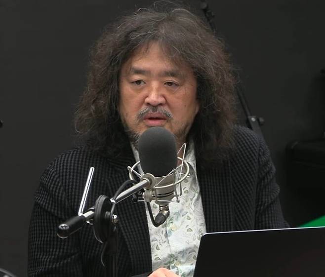 김어준씨가 13일 자신의 방송에서 공소취소 거래설 관련 자신에게 고소나 고발하면 무고로 대응하겠다고 밝히고 있다. 김어준 뉴스공장 캡처