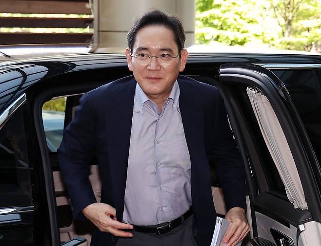 이재용 삼성전자 회장이 지난해 8월24일 오후 서울 강서구 김포비즈니스항공센터에서 한미 정상회담 경제사절단 동행을 위해 미국으로 출국하고 있다. /사진=뉴스1