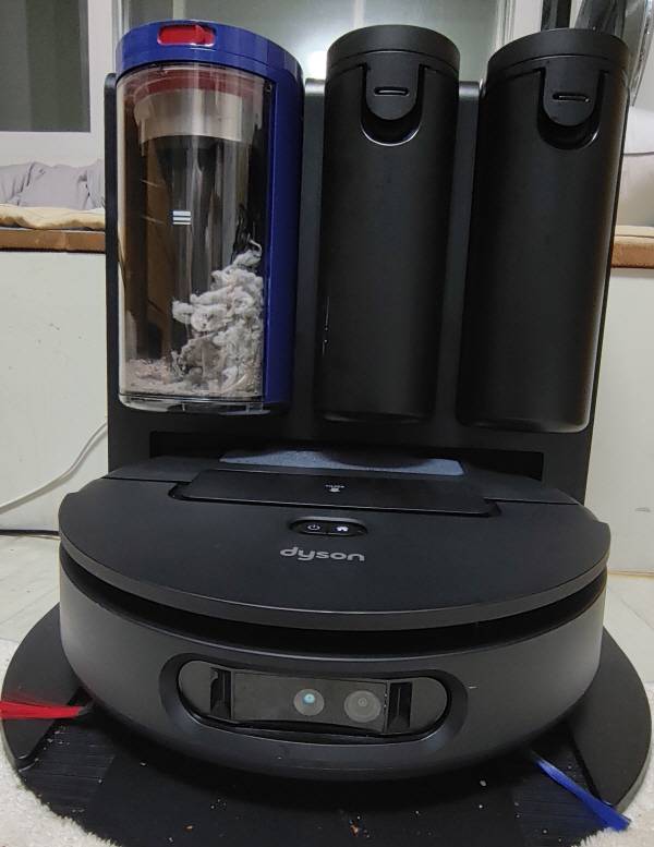 다이슨 스팟앤스크럽 Ai 로봇청소기가 스테이션에서 충전과 세척 중이다. 정옥재 기자