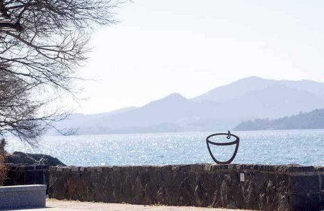 장도에 설치된 최병수 작가의 작품.장도에 설치된 최병수 작가의 작품.