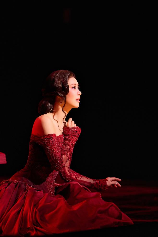 제정 러시아 시대 풍경이 화려하게 펼쳐지는 뮤지컬 ‘안나 카레니나’. 사교계에서 외면당한 채 홀로 극장에 남겨진 안나가 전설적 소프라노 패티 노래에 몰입하는 장면이 압권이다. 마스트인터내셔널 제공