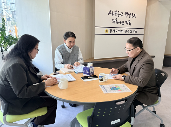 김선영 의원이 12일 경기도의회 광주상담소에서 경기도 청년기회과 관계자들로부터 ‘경기청년 사다리 프로그램’ 추진 현황에 대해 보고 받고 있다.(사진=경기도의회)